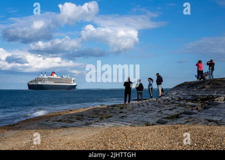 RMS Queen Mary 2 fährt nach dem Verlassen der Southampton Docks an Calshot vorbei. Stockfoto