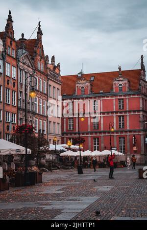 Lange Marktstraße gegenüber Neptuns Brunnen in der Altstadt von Gdańsk, Polen. Stockfoto