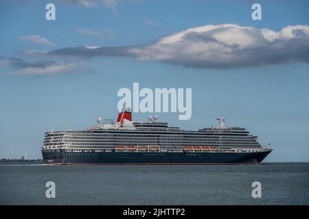 Cunards ‘Queen Victoria’ segelt am Calshot vorbei, nachdem sie die Southampton Docks verlassen hat. Stockfoto