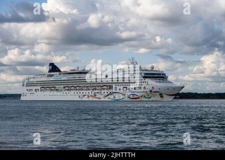 Der ‘Norwegian Star’ auf Southampton Water, Hampshire, England, Vereinigtes Königreich. Stockfoto