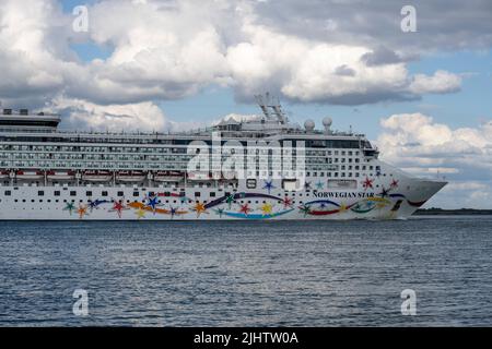 Der ‘Norwegian Star’ auf Southampton Water, Hampshire, England, Vereinigtes Königreich. Stockfoto