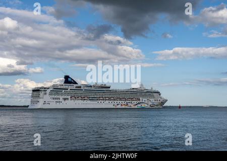 Der ‘Norwegian Star’ auf Southampton Water, Hampshire, England, Vereinigtes Königreich. Stockfoto