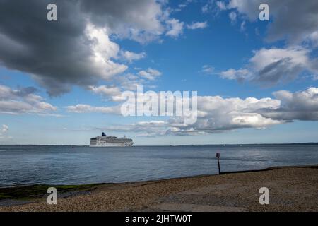 Der ‘Norwegian Star’ auf Southampton Water, Hampshire, England, Vereinigtes Königreich. Stockfoto