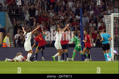 Die englische Alessia Russo (Mitte, 23) appelliert an die Schiedsrichterin Stephanie Frappart, nachdem Teamkollege Lauren Hemp (links) beim UEFA Women's Euro 2022 Quarter Final im Brighton & Hove Community Stadium zu Boden geht. Bilddatum: Mittwoch, 20. Juli 2022. Stockfoto