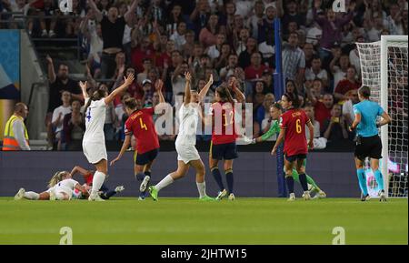 Die englische Alessia Russo (Mitte, 23) appelliert an die Schiedsrichterin Stephanie Frappart, nachdem Teamkollege Lauren Hemp (links) beim UEFA Women's Euro 2022 Quarter Final im Brighton & Hove Community Stadium zu Boden geht. Bilddatum: Mittwoch, 20. Juli 2022. Stockfoto