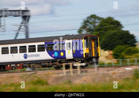 Eine britische Eisenbahnklasse 158, die hier durch Colton Junction bei York, North Yorkshire, Großbritannien, fährt Stockfoto