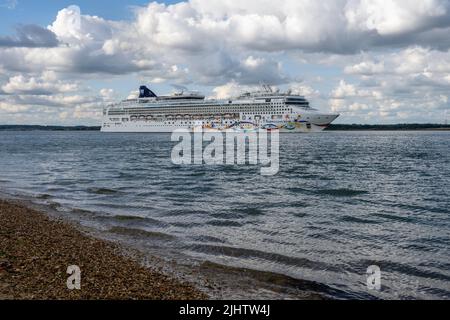 Der ‘Norwegian Star’ auf Southampton Water, Hampshire, England, Vereinigtes Königreich. Stockfoto