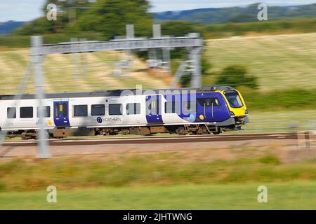 Eine britische Eisenbahnklasse 185, die hier durch Colton Junction bei York, North Yorkshire, Großbritannien, fährt Stockfoto