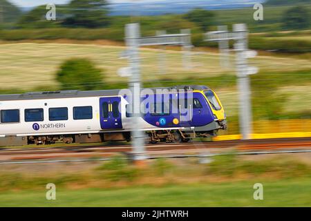 Eine britische Eisenbahnklasse 185, die hier durch Colton Junction bei York, North Yorkshire, Großbritannien, fährt Stockfoto