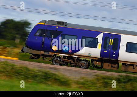 Eine britische Eisenbahnklasse 185, die hier durch Colton Junction bei York, North Yorkshire, Großbritannien, fährt Stockfoto