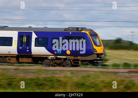 Eine britische Eisenbahnklasse 185, die hier durch Colton Junction bei York, North Yorkshire, Großbritannien, fährt Stockfoto