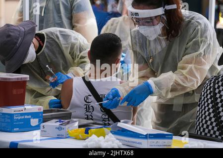 Los Angeles, Kalifornien, USA. 20.. Juli 2022. Am 20. Juli 2022 bereitet ein Mitarbeiter des Gesundheitswesens den Monkeypox-Impfstoff im Eugene A. Obregon Park in Los Angeles vor. (Bild: © Ringo Chiu/ZUMA Press Wire) Bild: ZUMA Press, Inc./Alamy Live News Stockfoto