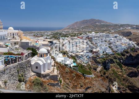 Blick auf die Hauptstadt Fira mit der katholischen Kirche St. Stylianos auf dem Caldera-Pfad, Thira, Santorini, Kykladen-Inseln, Griechenland, Europa Stockfoto