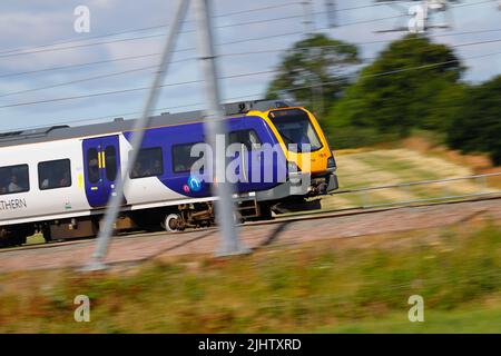 Eine britische Eisenbahnklasse 185, die hier durch Colton Junction bei York, North Yorkshire, Großbritannien, fährt Stockfoto