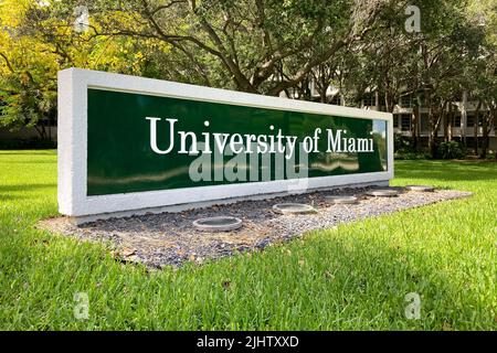 CORAL GABLES, FL, USA - 2. JULI 2022: Eingangsschild der University of Miami und Markenlogo. Stockfoto