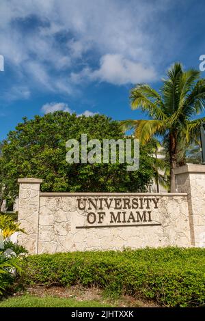 CORAL GABLES, FL, USA - 2. JULI 2022: Eingangsschild der University of Miami und Markenlogo. Stockfoto