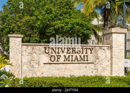 CORAL GABLES, FL, USA - 2. JULI 2022: Eingangsschild der University of Miami und Markenlogo. Stockfoto