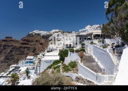 Blick auf weiß getünchte Hotels und Apartments in Firostefani und Imerovigil im Hintergrund. Santorini, Kykladen, Griechenland, Europa Stockfoto