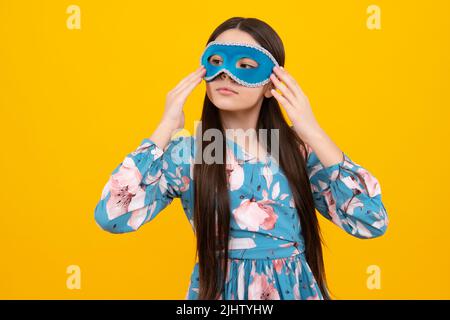 Teenager Kind Mädchen in Samba Maske an Karneval. Kinder in Karnevalsmaske auf Geburtstagsparty, Feiertagskonzept. Stockfoto