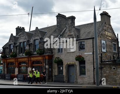 EDINBURGH, SCHOTTLAND - 12. JULI 2022: Ryrie's Bar. Einst das Haymarket Inn, aus dem Jahr 1868. Stockfoto