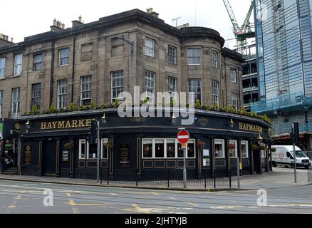 EDINBURGH, SCHOTTLAND - 12. JULI 2022: Die Haymarket Bar wurde im spätgeorgischen, frühviktorianischen Stil an der Ecke gegenüber dem alten Eingang zum Bahnhof erbaut. Stockfoto