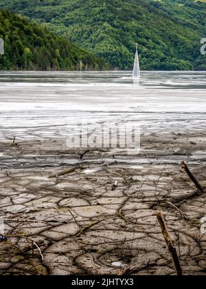 Die Kirche sank im Juli 2022 in den Berganlagen von Geamana, Rumänien, Kreis Alba Stockfoto