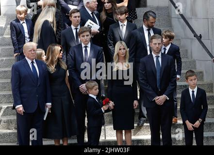 New York, Usa. 20.. Juli 2022. Der ehemalige US-Präsident Donald, verließ seine Frau, die ehemalige First Lady Melania Trump, ihren Sohn Barron, zusammen mit Ivanka, Donald Jr, Und Eric Trump steht am Mittwoch, den 20. Juli 2022 in New York City hinter dem Sarg mit den Resten von Ivana Trump in der St. Vincent Ferrer Roman Catholic Church auf der Lexington Avenue. Foto von Peter Foley/UPI Credit: UPI/Alamy Live News Stockfoto