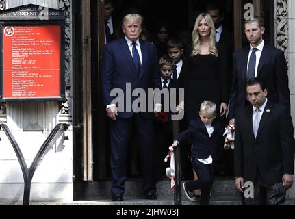 New York, Usa. 20.. Juli 2022. Der ehemalige US-Präsident Donald, links, und seine Tochter Ivanka, Mitte und sein Sohn Eric, rechts, und andere Mitglieder der Trump-Familie gehen am Mittwoch, den 20. Juli 2022 in New York City hinter Ivana Trump, dem Sarg seiner ersten Frau, in der St. Vincent Ferrer Roman Catholic Church auf der Lexington Avenue. Foto von Peter Foley/UPI Credit: UPI/Alamy Live News Stockfoto