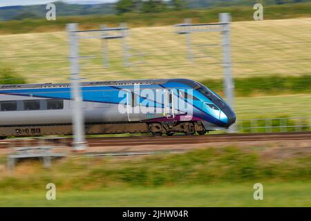 Eine britische Hochgeschwindigkeitsbahnlinie der Klasse 802 209, die von TransPennine Express betrieben wird und hier durch Colton Junction bei York, North Yorkshire, Großbritannien, fährt Stockfoto