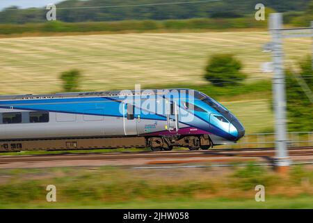 Eine britische Hochgeschwindigkeitsbahnlinie der Klasse 802 209, die von TransPennine Express betrieben wird und hier durch Colton Junction bei York, North Yorkshire, Großbritannien, fährt Stockfoto