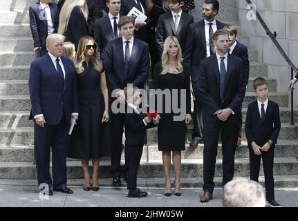 New York, Usa. 20.. Juli 2022. Der ehemalige US-Präsident Donald, verließ seine Frau, die ehemalige First Lady Melania Trump, ihren Sohn Barron, zusammen mit Ivanka, Donald Jr, Und Eric Trump steht am Mittwoch, den 20. Juli 2022 in New York City hinter dem Sarg mit den Resten von Ivana Trump in der St. Vincent Ferrer Roman Catholic Church auf der Lexington Avenue. Foto von Peter Foley/UPI Credit: UPI/Alamy Live News Stockfoto