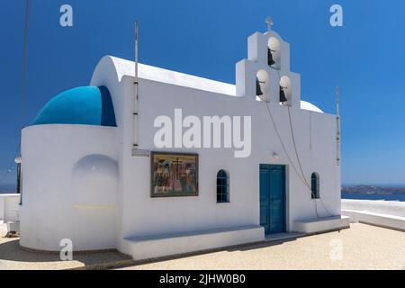 Kirche des Heiligen Kreuzes eine schöne kleine Kapelle in Imerovigli, Santorini, Kykladen, Griechenland, Europa Stockfoto