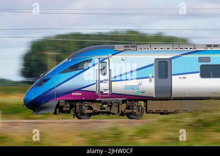 Ein von TransPennine Express betriebener britischer Zug der Klasse 802 Azuma, der hier durch Colton Junction bei York, North Yorkshire, Großbritannien, fährt Stockfoto