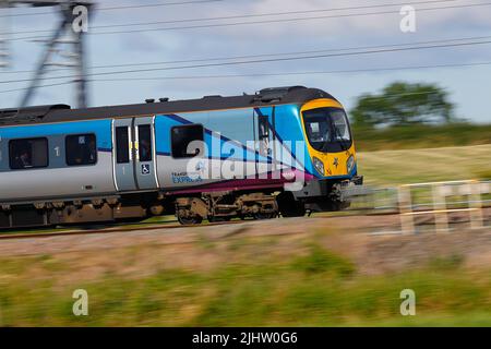 Eine von TransPennine Express betriebene britische Bahnklasse 185 123, die hier mit hoher Geschwindigkeit durch Colton Junction in der Nähe von York fuhr Stockfoto