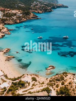 Luftaufnahme von Drohnen vor Anker in einer Bucht auf Ibiza, Spanien Stockfoto