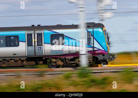 Eine von TransPennine Express betriebene britische Bahnklasse 185 123, die hier mit hoher Geschwindigkeit durch Colton Junction in der Nähe von York fuhr Stockfoto