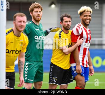 Guillaume Keke, Joe McGovern und andere in Aktion - H&W Schweißer gegen Ballymacash Rangers (Pre-Season Friendly) Blanchflower Stadium, Belfast - 09/07/22 Stockfoto