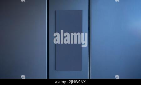 Moderne leere Geschäft Beschilderung Zeichen Design Mockup isoliert für Design von Werbung. Straßenschild grau an der Wand montiert. Schild für Logo-Präse Stockfoto