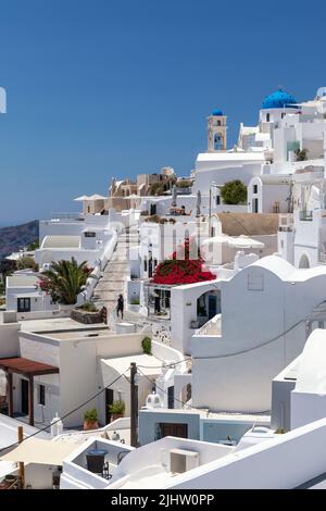 Blick auf die schönen weißen Gebäude und die Kirche des Dorfes Imerovigli in Santorini, einer der Kykladen-Inseln, Griechenland, Europa Stockfoto