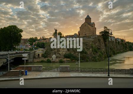 Metekhi Kirche der Geburt der Jungfrau Maria und das Denkmal des Königs Vakhtang Gorgasali in Alt-Tiflis Blick auf den Sonnenuntergang mit Wolken am Himmel Stockfoto