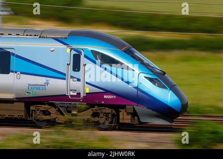 Ein britischer Zug der Klasse 801 Azuma 802211, der von TransPennine Express betrieben wird, fährt hier durch Colton Junction bei York Stockfoto