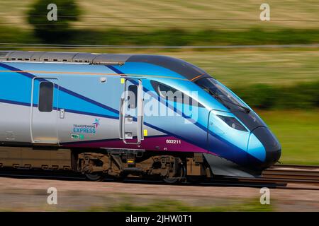 Ein britischer Zug der Klasse 801 Azuma 802211, der von TransPennine Express betrieben wird, fährt hier durch Colton Junction bei York Stockfoto