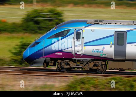 Die British Rail Class 802 Azuma Train 802203, die von TransPennine Express betrieben wird, durchquert Colton Junction bei York Stockfoto