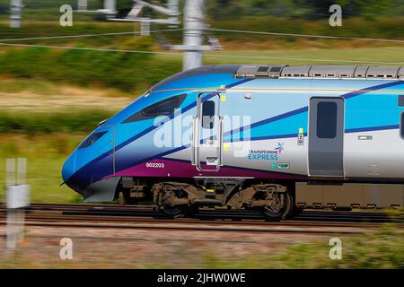 Die British Rail Class 802 Azuma Train 802203, die von TransPennine Express betrieben wird, durchquert Colton Junction bei York Stockfoto