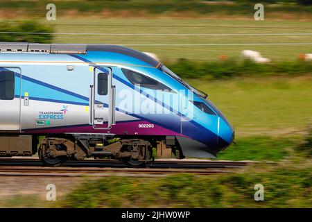 Die British Rail Class 802 Azuma Train 802203, die von TransPennine Express betrieben wird, durchquert Colton Junction bei York Stockfoto