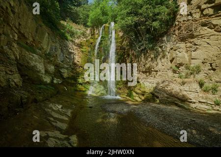 Leghvtakhevi Wasserfall und die natürliche Quelle in Abanotubani Bezirk, Altstadt Tiflis, Georgien Tageslichtblick Stockfoto