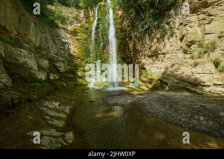 Leghvtakhevi Wasserfall und die natürliche Quelle in Abanotubani Bezirk, Altstadt Tiflis, Georgien Tageslichtblick Stockfoto