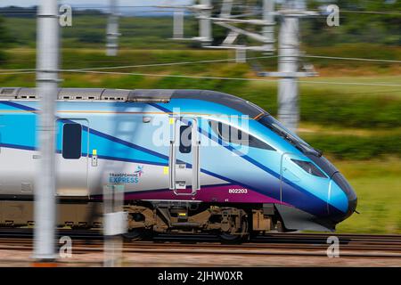 Die British Rail Class 802 Azuma Train 802203, die von TransPennine Express betrieben wird, durchquert Colton Junction bei York Stockfoto