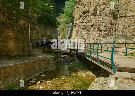 Leghvtakhevi Wasserfall und die natürliche Quelle in Abanotubani Bezirk, Altstadt Tiflis, Georgien Tageslichtblick mit Touristen zu Fuß Stockfoto