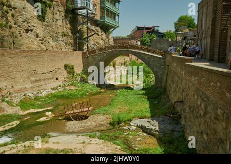 Abanotubani Bezirk in der Altstadt von Tiflis, Georgien, wo die meisten der Schwefelbäder sind Tageslichtblick. Stockfoto